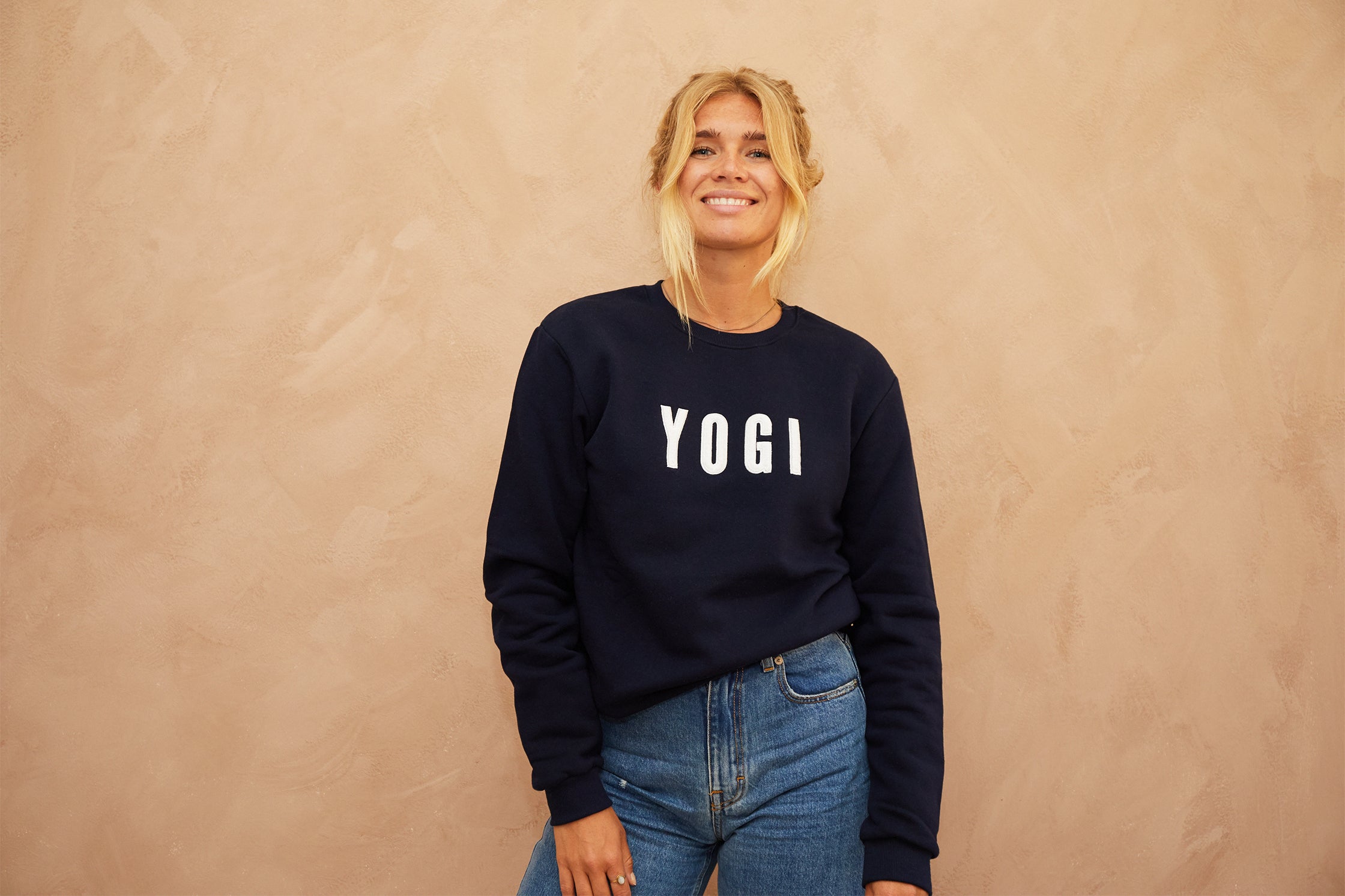 Yogi geborduurd sweatshirt Marineblauw // Wit