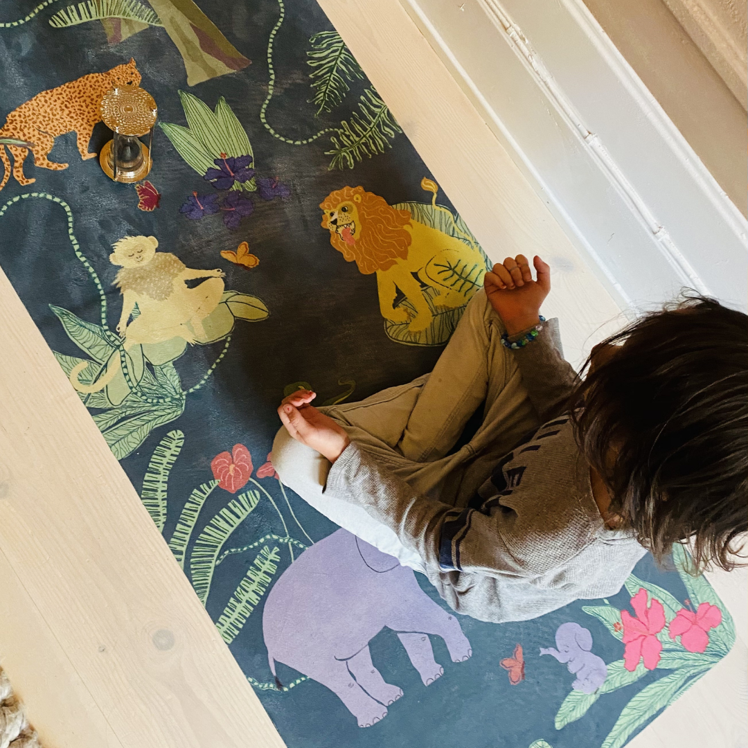 Kinderen yogamat door Karin Lundström Design: Groen bos